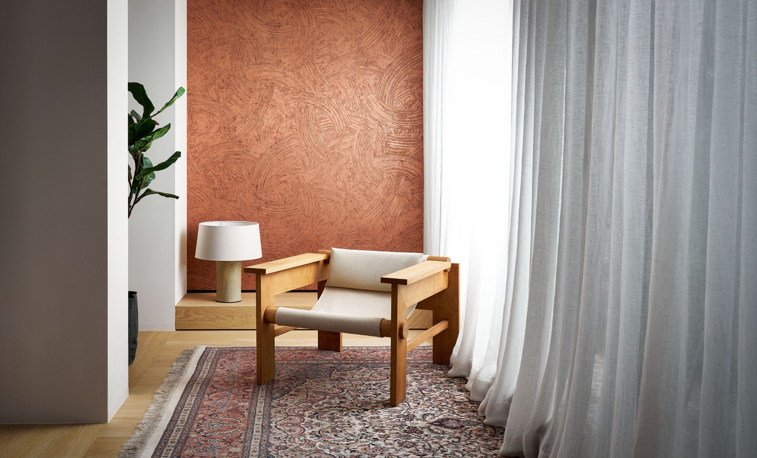 Giấy dán tường trang trí Châu Âu phong cách sang trọng kết hợp cùng rèm voan trắng và ghế đơn gỗ phong cách trong không gian nội thất phòng khách 