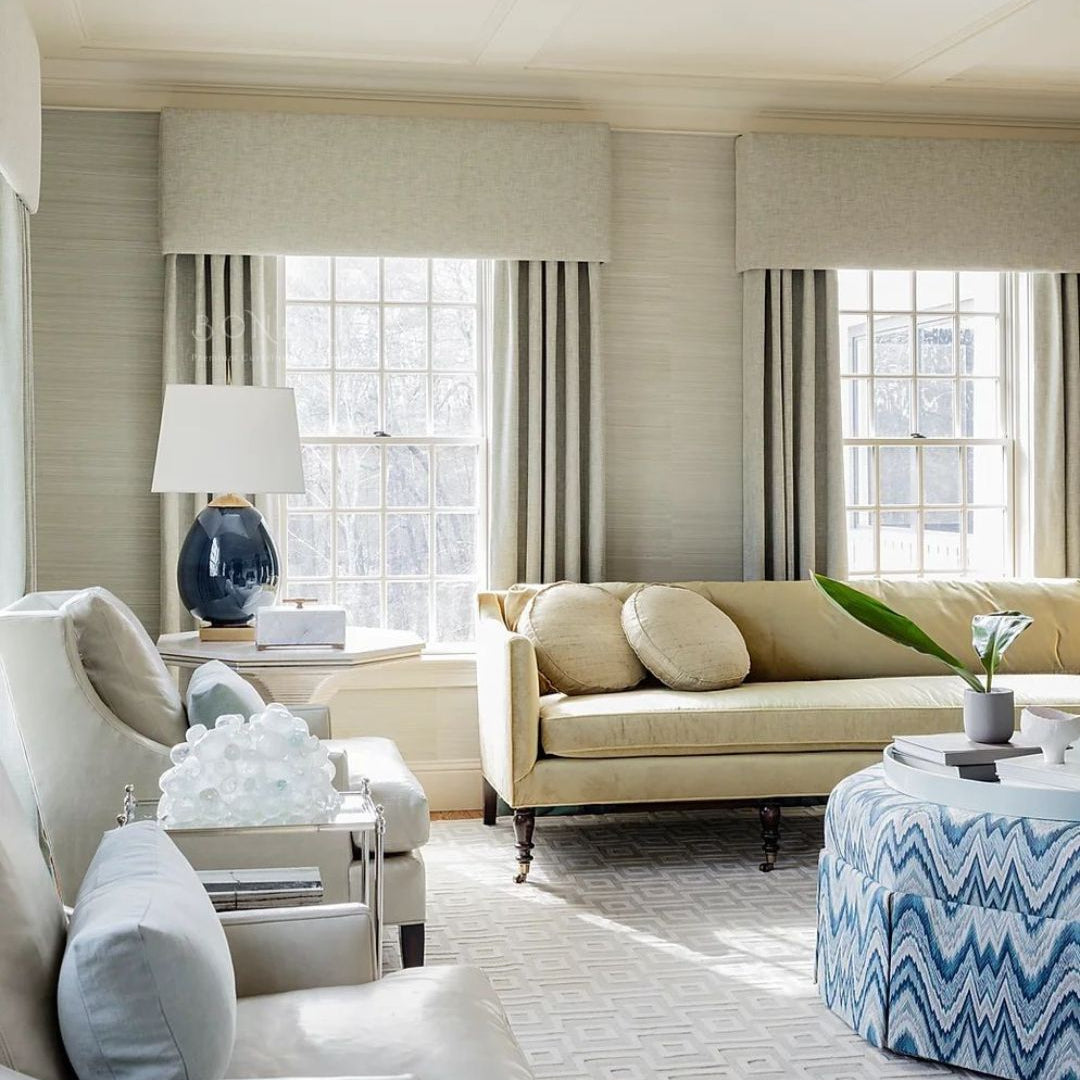 rèm cửa và giấy dán tường cổ điển