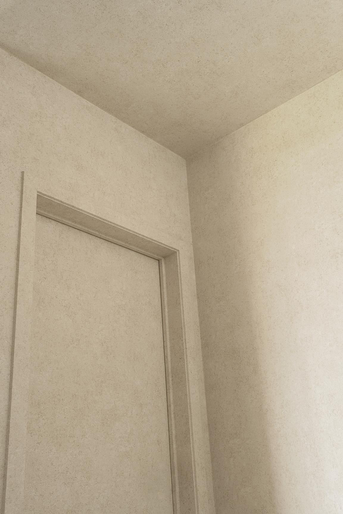 EssentialsKaolin_CalcaireStucco_30303-1_Roomshot_Web_HR-kopie-medium-two-thirds